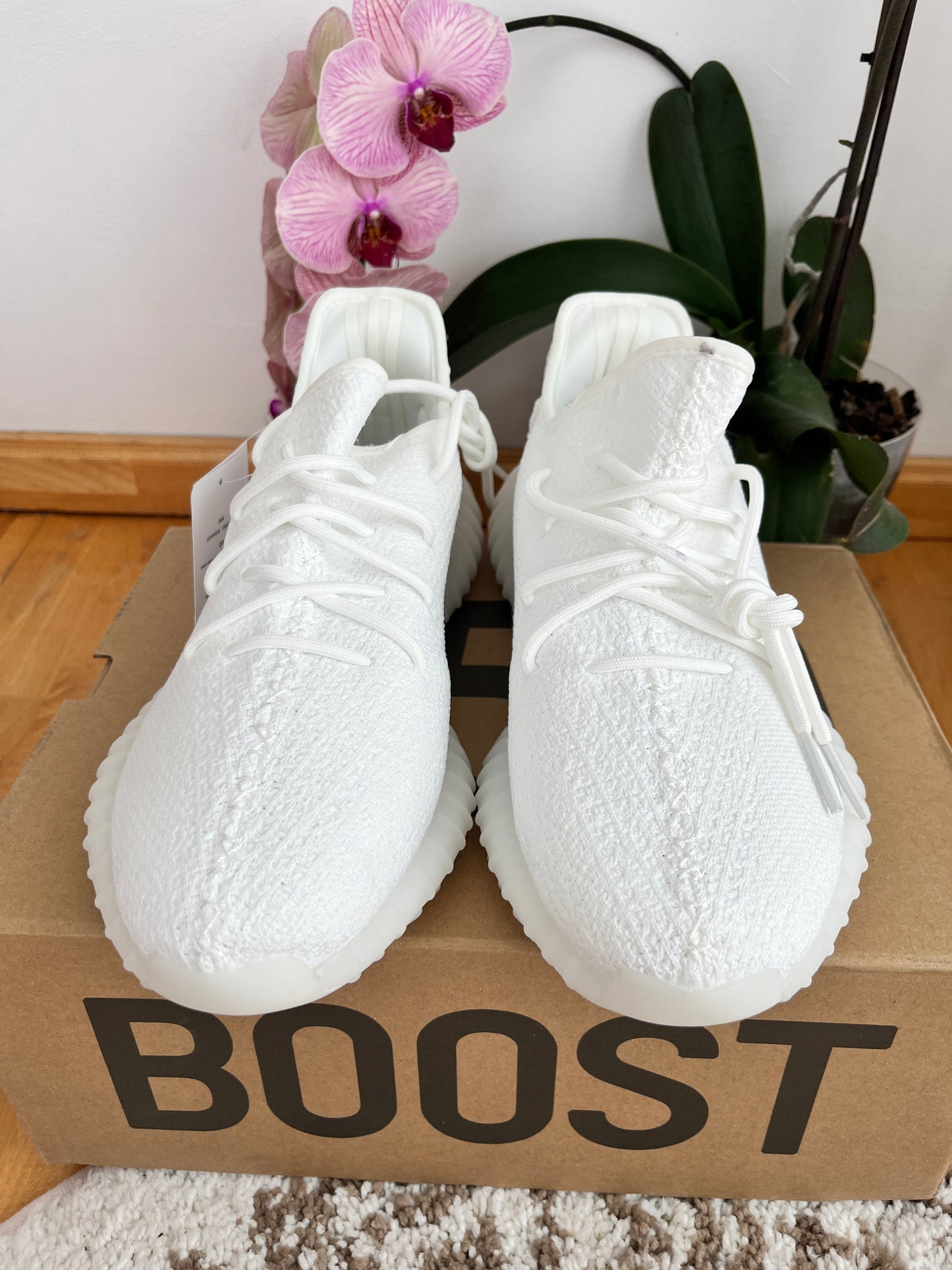 Adidasi cu boost albi