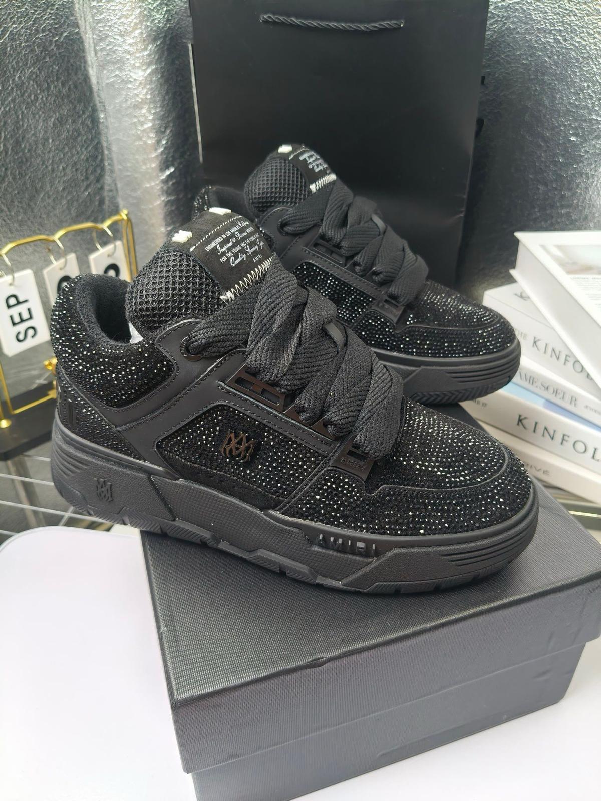 Adidasi cu pietricele negre a