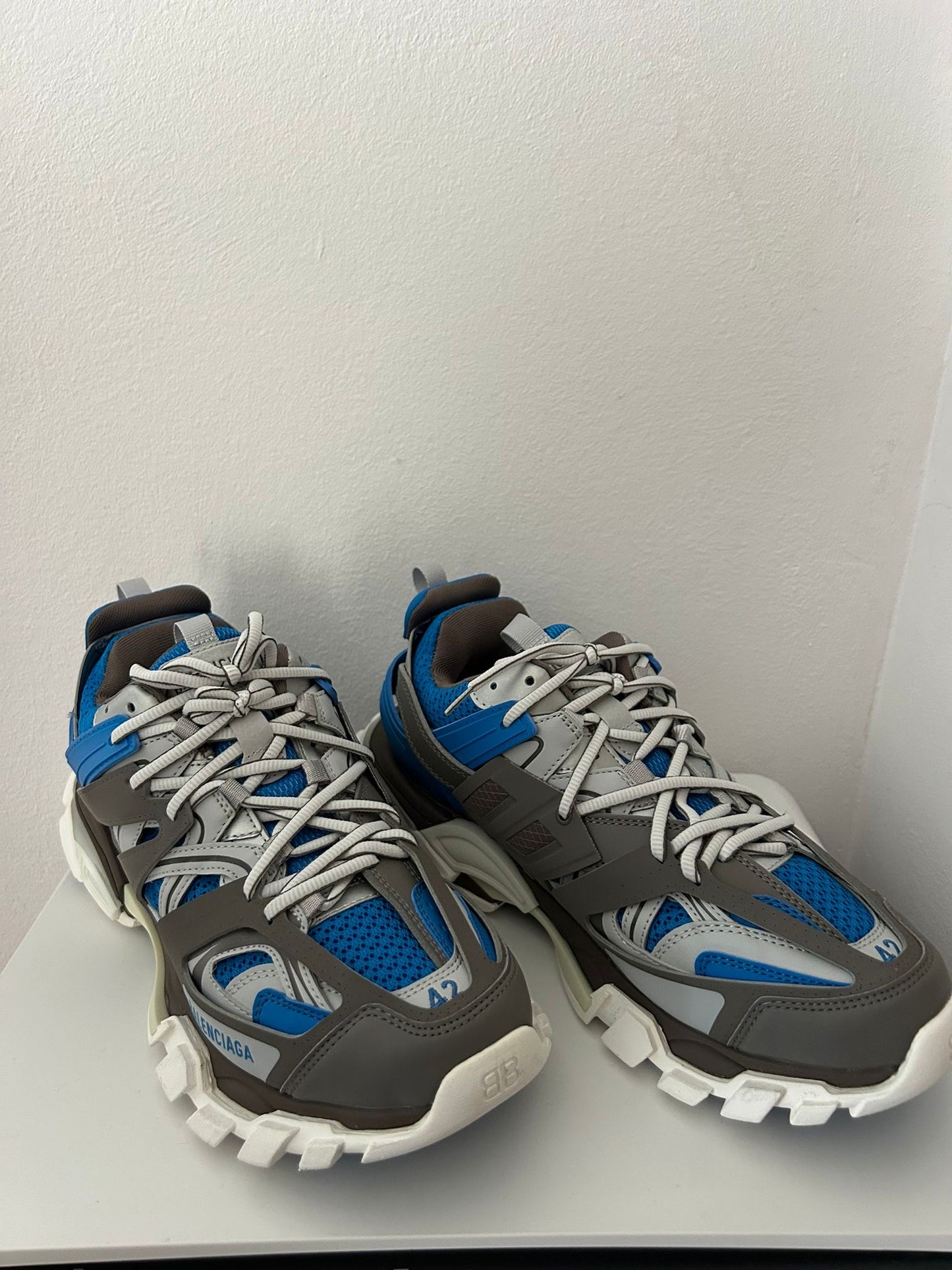 Adidasii albastri fara LED